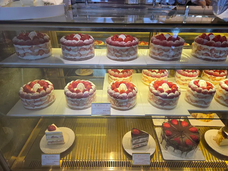 쇼케이스 가득한 딸기 케이크