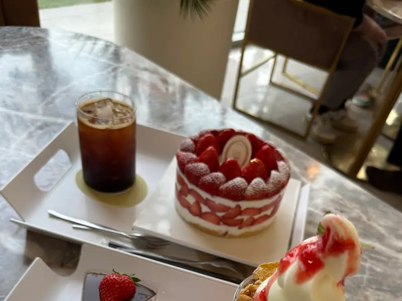 딸기 쇼트케이크와 아메리카노