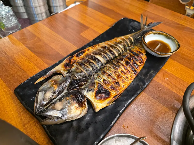 노릇하게 구워진 고등어구이