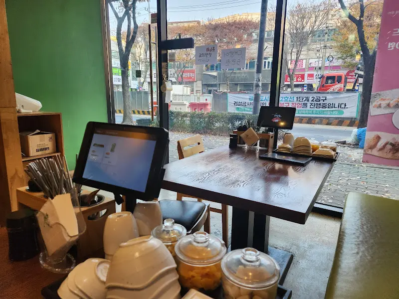 테이블 위 태블릿 메뉴