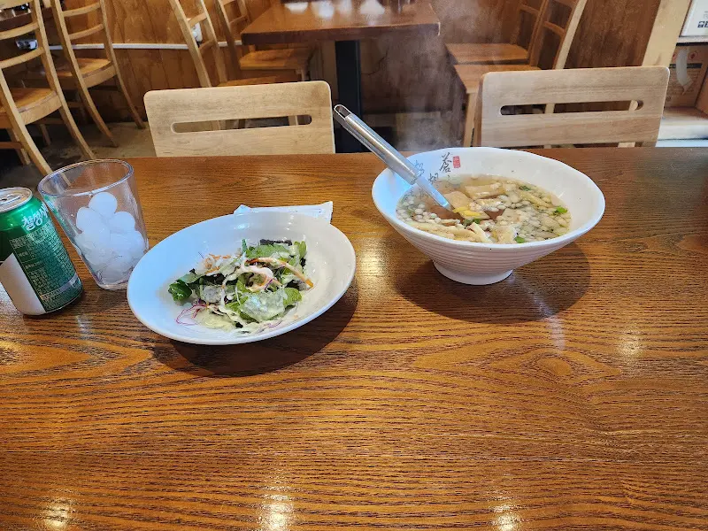 기본으로 제공되는 우동과 샐러드