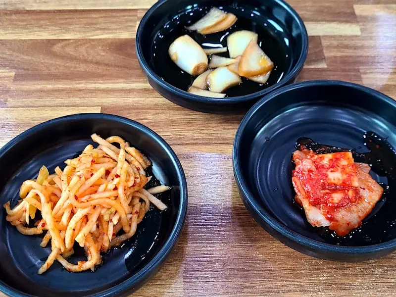 방가삼대 얼큰한 뼈해장국 밑반찬