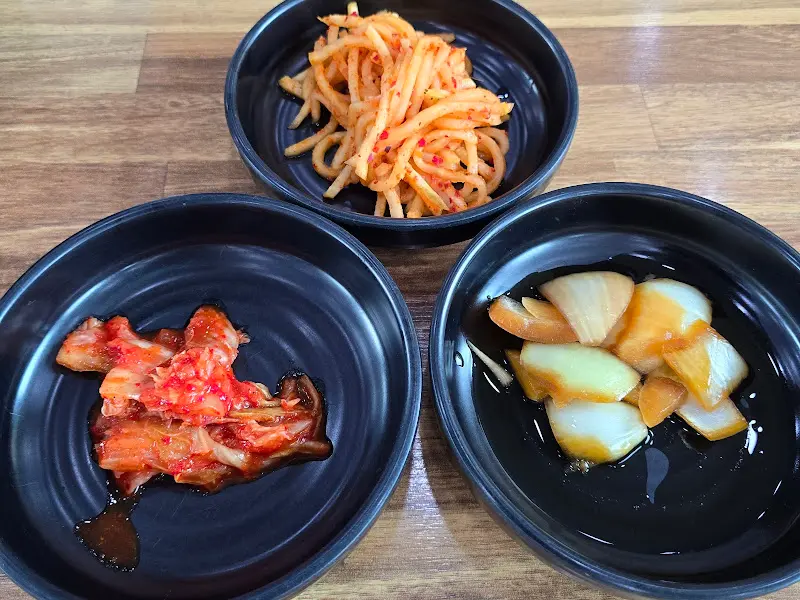 방가삼대 얼큰한 뼈해장국 밑반찬