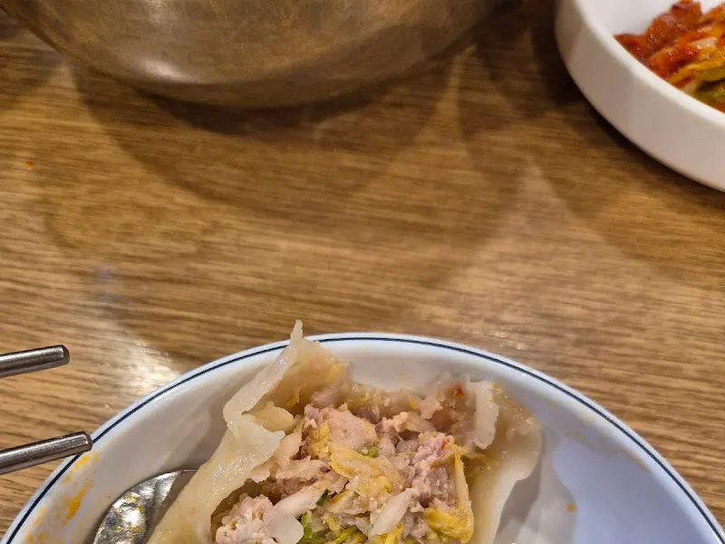 뽀얀 국물에 잠긴 만두의 모습