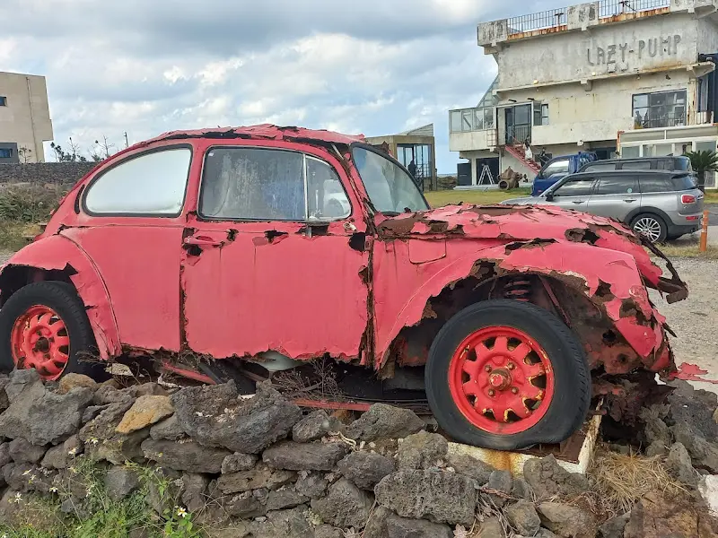 카페 앞에 놓인 낡은 빨간색 자동차