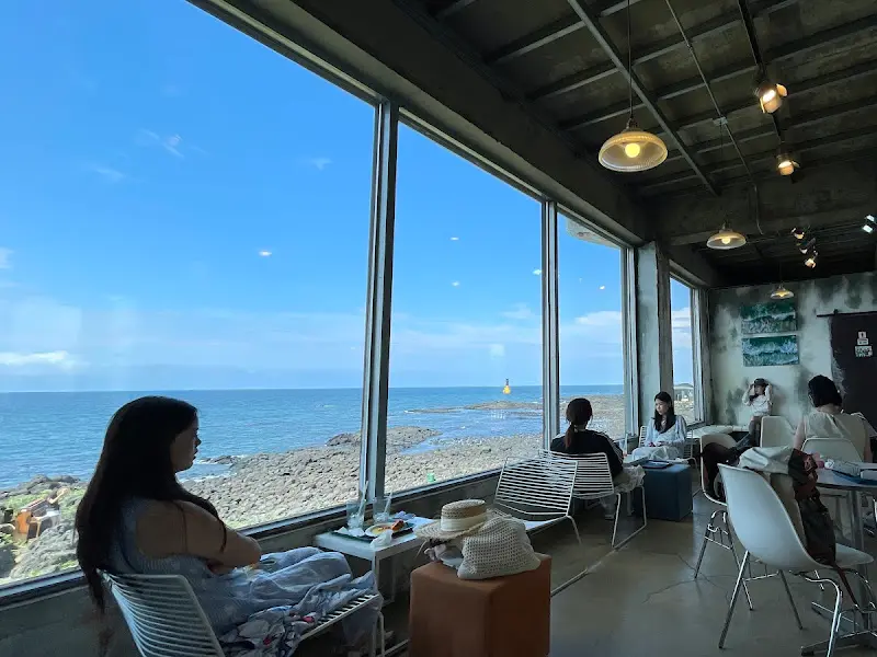 통유리창 너머로 보이는 애월 바다