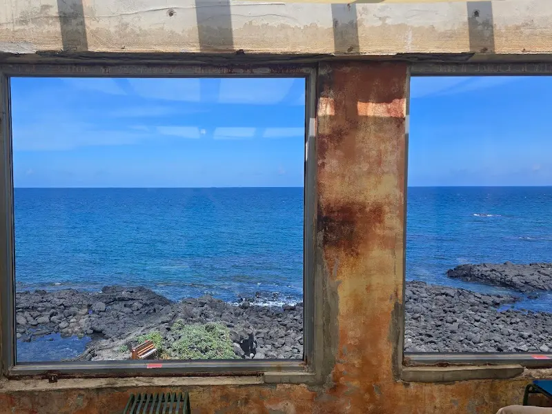 카페 창문으로 보이는 바다 풍경