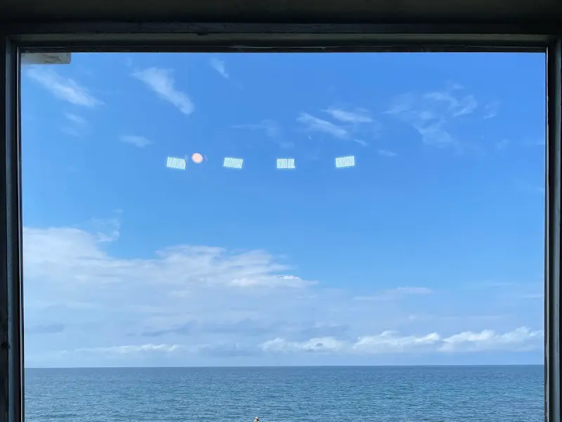 창밖으로 보이는 푸른 하늘과 바다