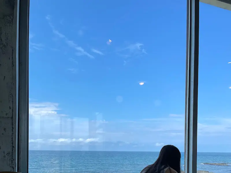 통창으로 보이는 푸른 바다