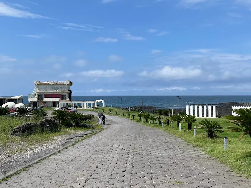 카페로 들어가는 길