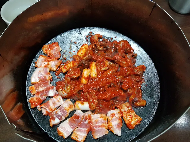 솥뚜껑 위에 올려진 쭈꾸미 삼겹살