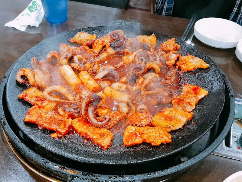 볶음밥에 올려진 쭈꾸미