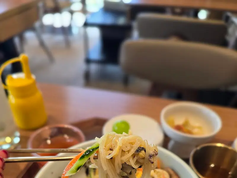 젓가락으로 골동밀면을 들어올린 모습