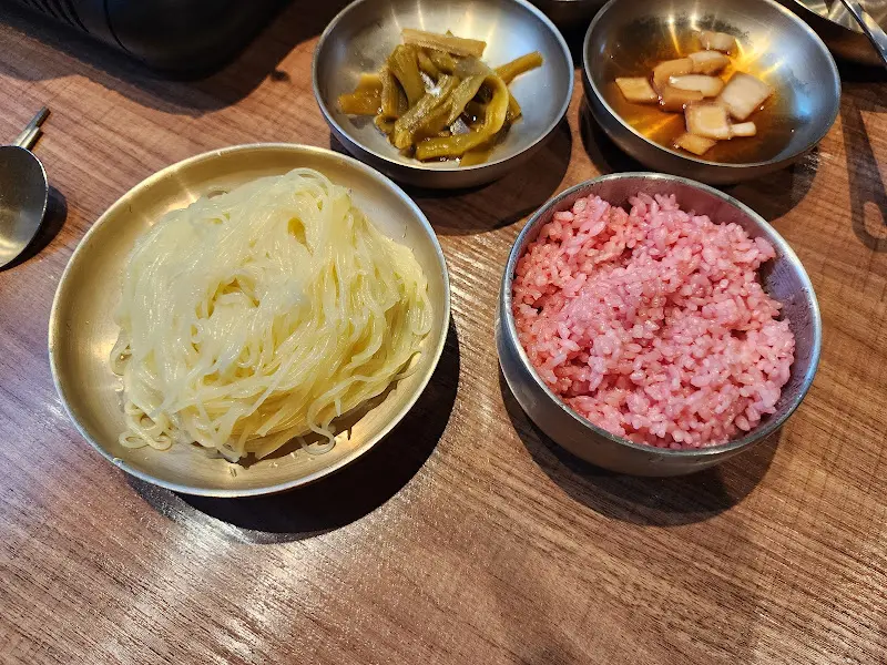 정갈하게 담겨 나온 떡만두탕반의 모습