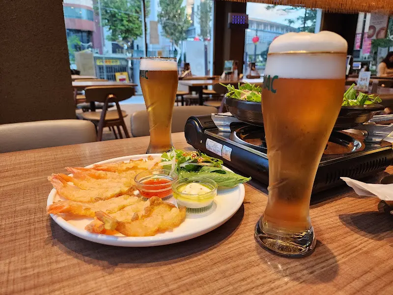 테이블 위에 놓인 음식들과 맥주