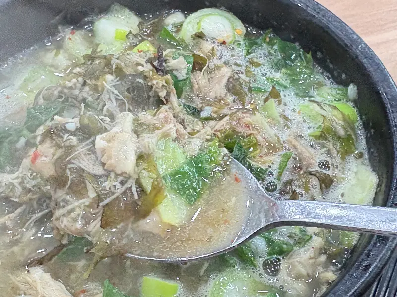 수저 가득 떠올린 몸국