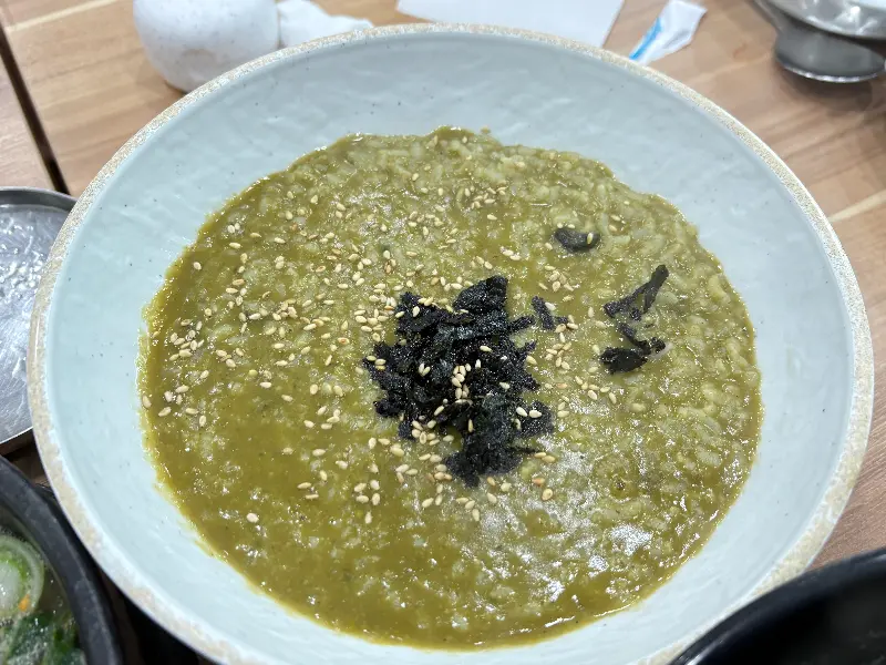 윤기가 자르르 흐르는 보말죽