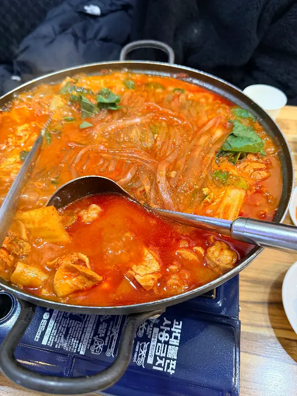 곱도리탕에 당면 사리가 추가된 모습