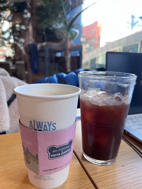 따뜻한 라떼와 아이스 아메리카노