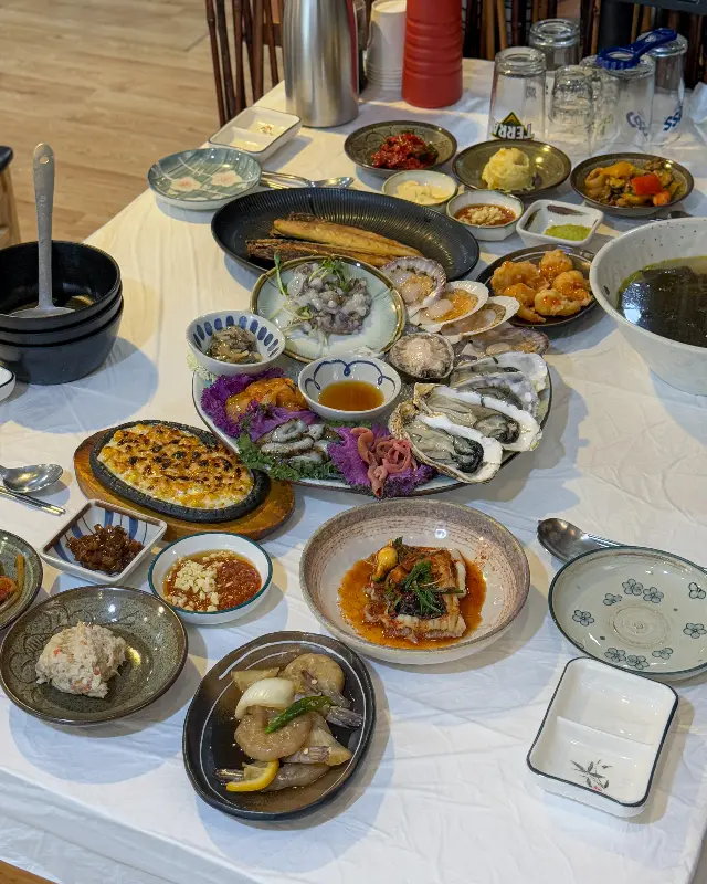 푸짐한 스끼다시와 해산물 모듬