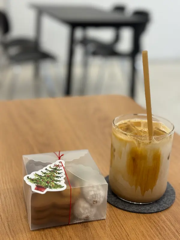 투명한 케이스에 담긴 쿠키 선물세트와 아이스 라떼