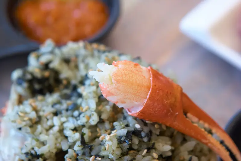 대게살을 올린 볶음밥