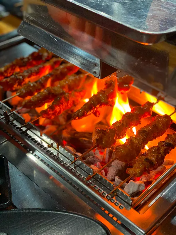 숯불 위에서 익어가는 양꼬치