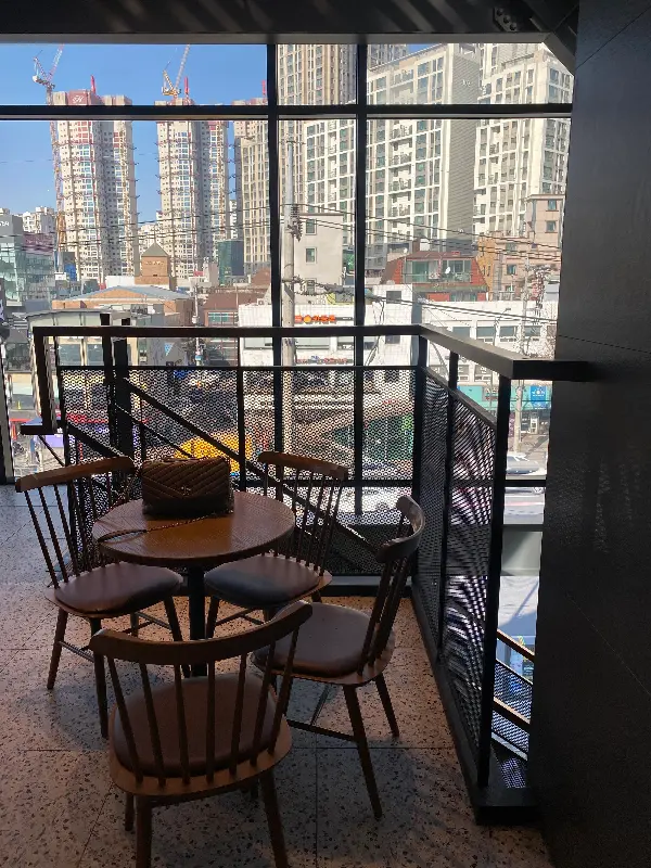 통창으로 보이는 도시 풍경