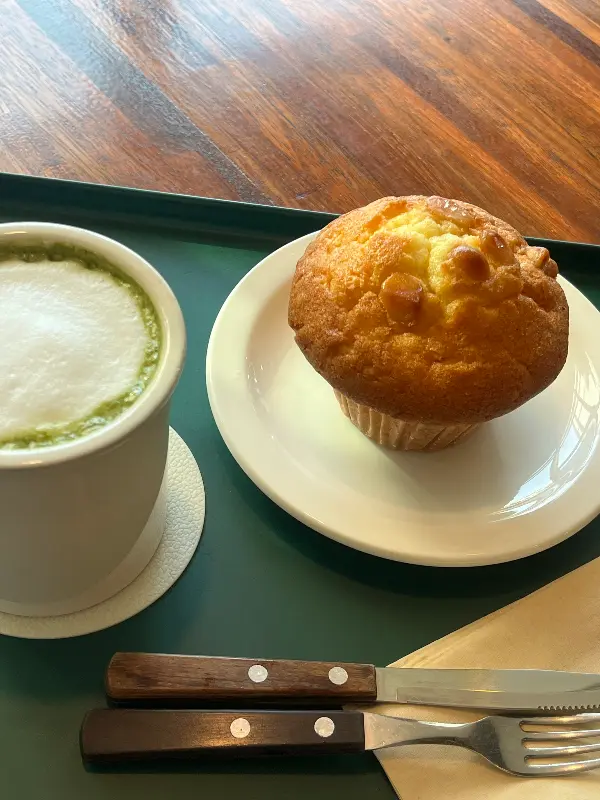 말차라떼와 마카다미아 머핀