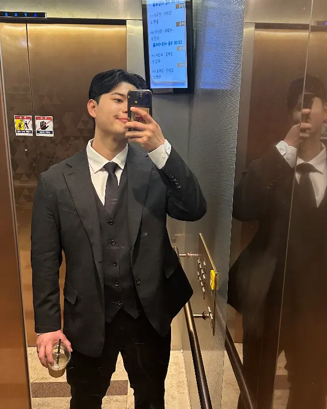 엘리베이터 안에서 찍은 사진