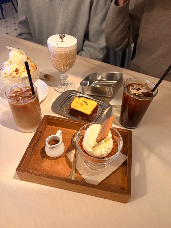 디저트와 음료가 함께 있는 테이블 세팅