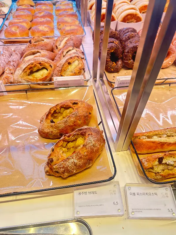 다양한 빵들이 진열된 모습