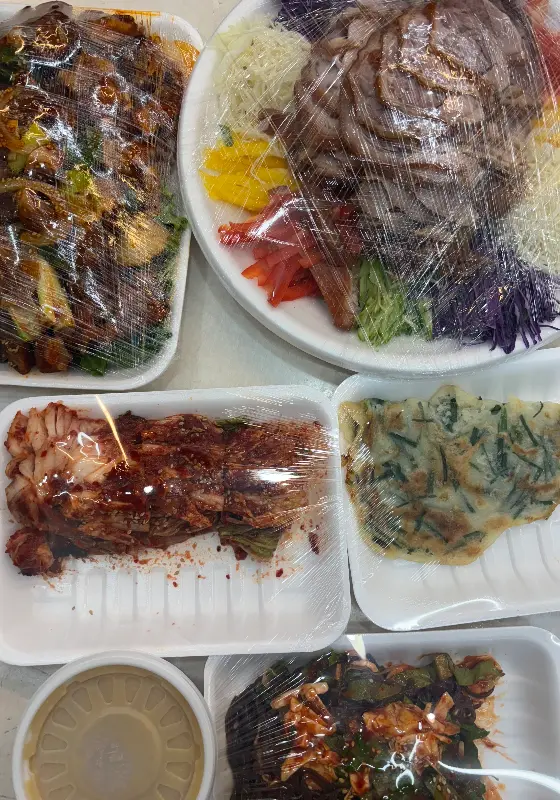 푸짐하게 포장된 사또보쌈의 족발과 보쌈