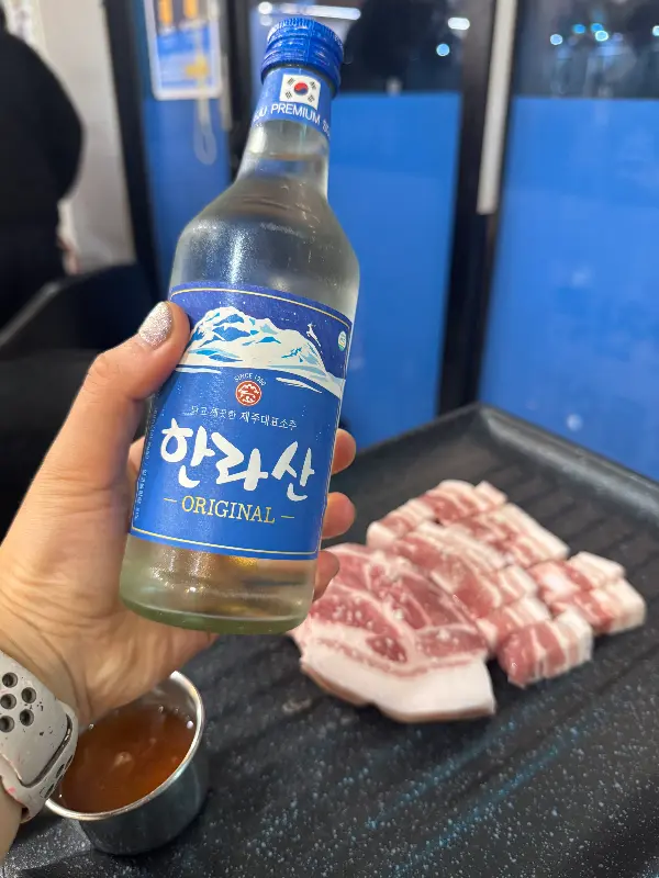 불판에 구워진 흑돼지 오겹살