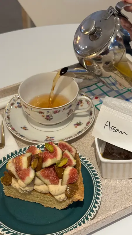 홍차를 따르는 모습과 피스타치오 무화과 타르트