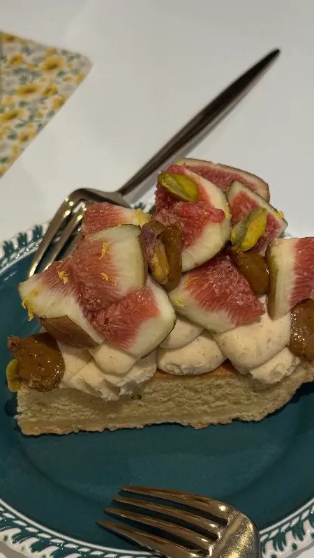 피스타치오 무화과 타르트의 단면