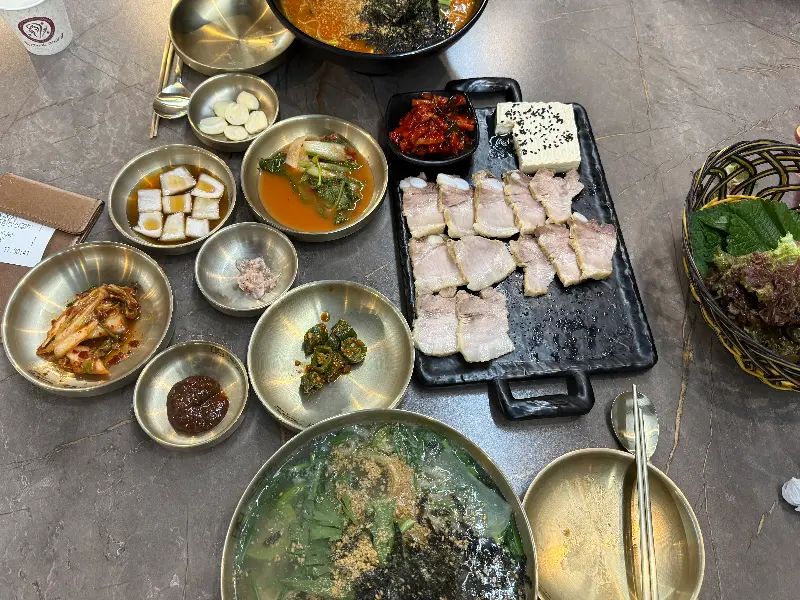 깔끔한 매장 내부