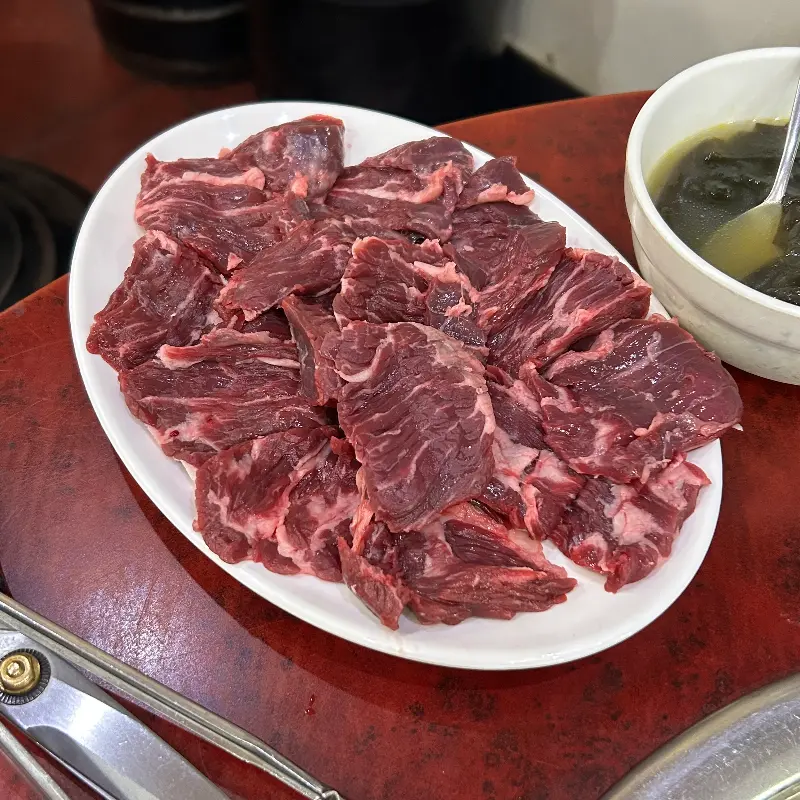 타레 야끼니꾸의 신선한 갈비살