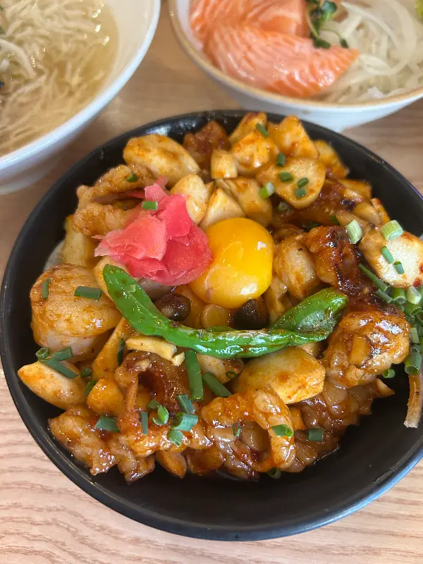 닭목살 덮밥과 연어 덮밥