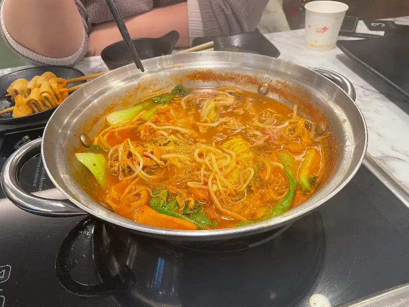 각종 야채와 고기가 어우러진 샤브샤브