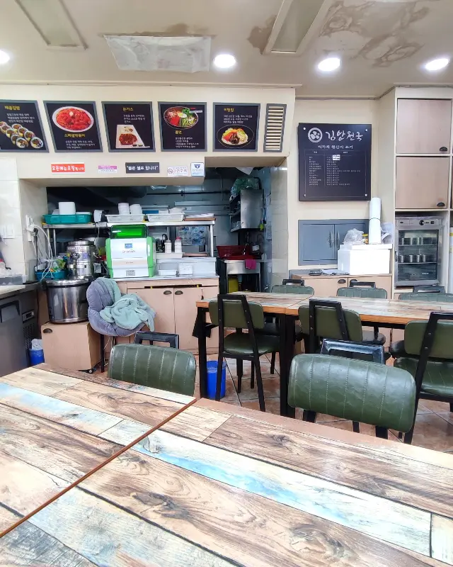 김밥천국 내부