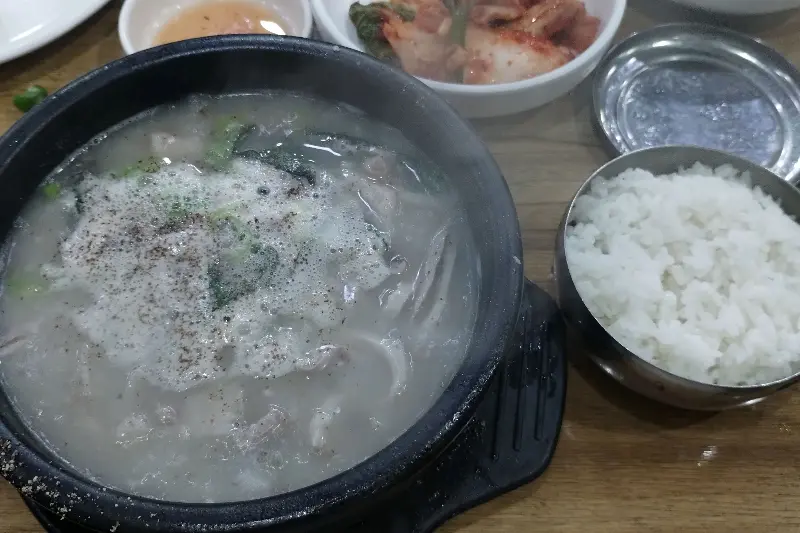 순대국과 밥, 김치가 놓여진 테이블의 모습