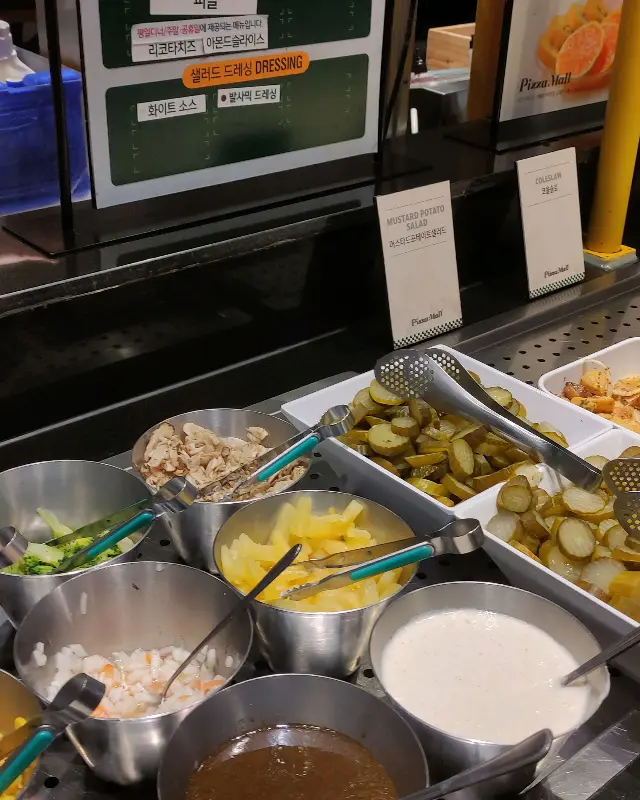 다양한 샐러드 재료들이 준비된 샐러드 코너