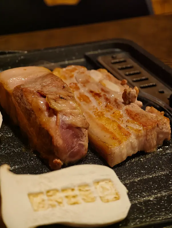 초벌된 흑돼지 오겹살