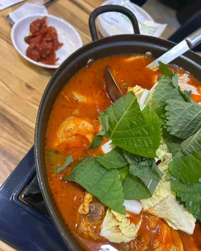 잘 익은 닭고기와 국물이 담긴 냄비