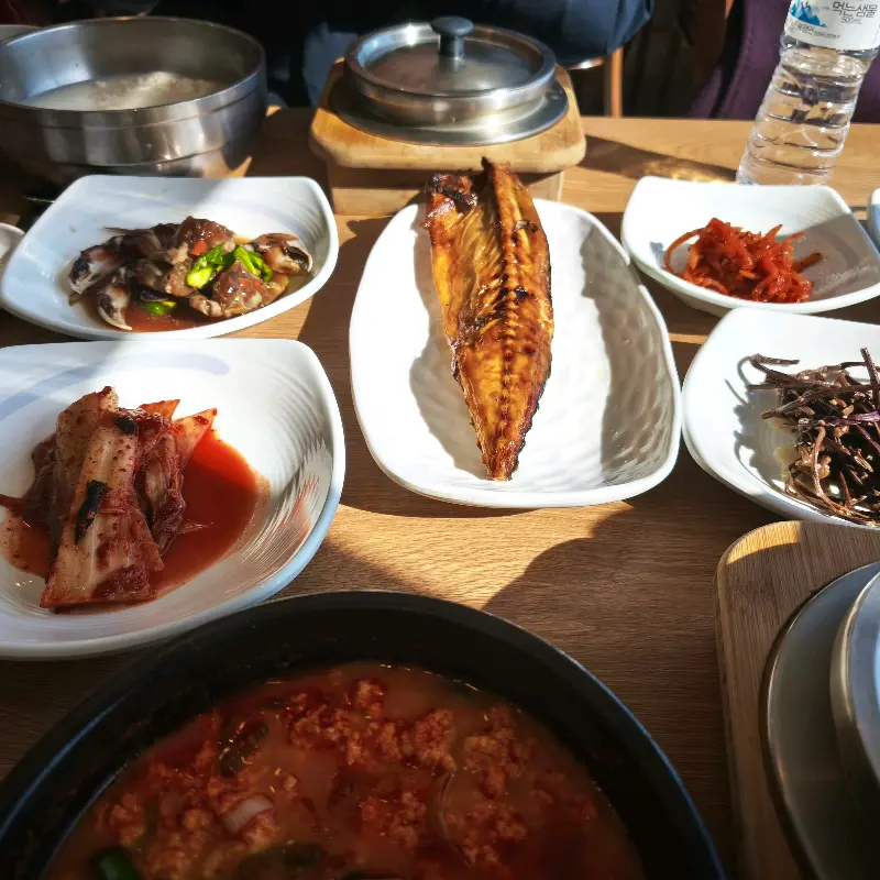 푸짐하게 차려진 순두부 정식 한 상