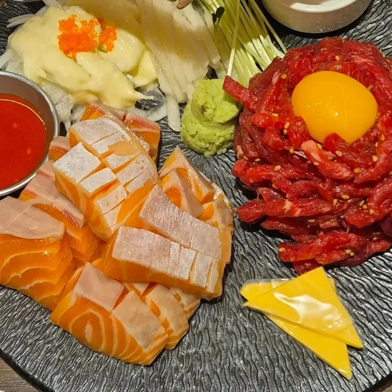 육회와 연어 한 상