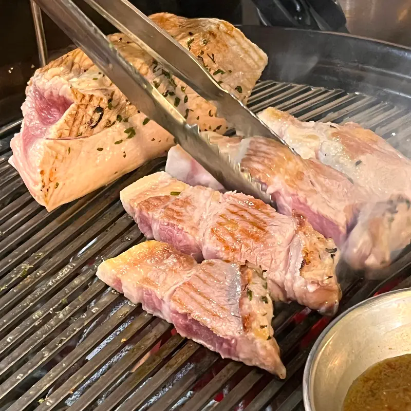 숯불에 구워 더욱 맛있는 흑돼지 오겹살