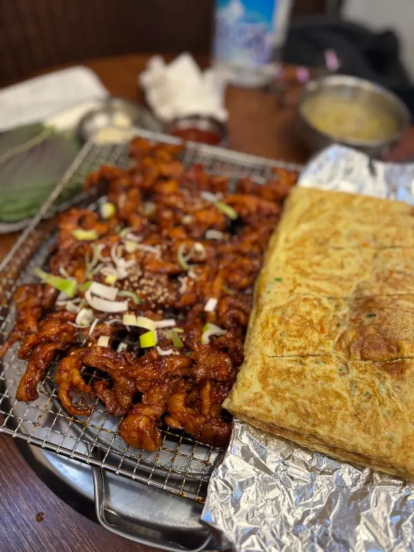 숯불닭발과 계란말이