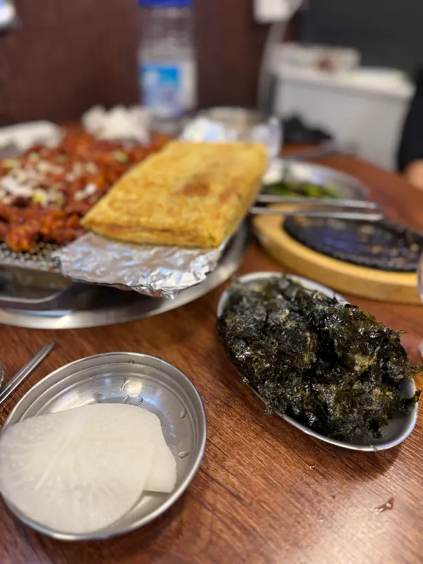 정릉꼼닭발 밑반찬